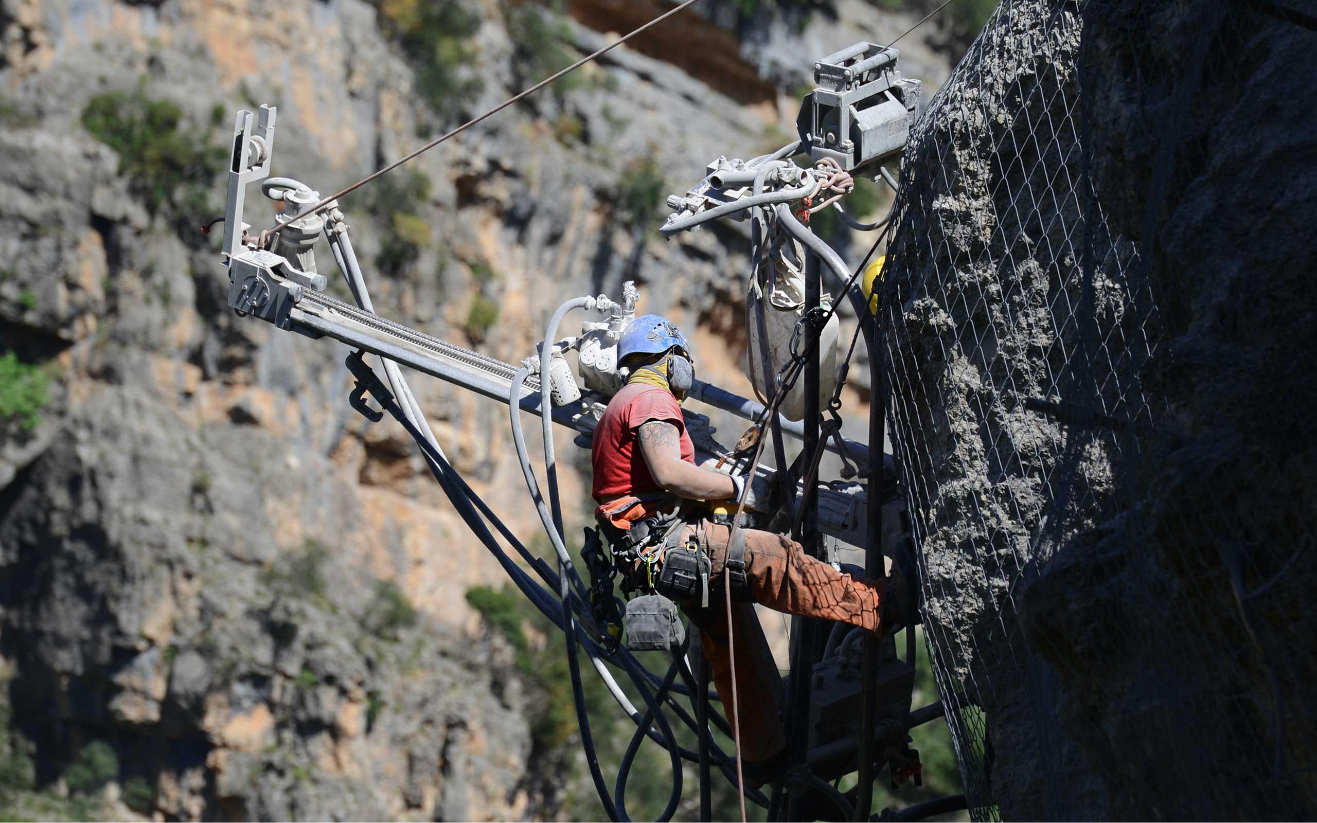 Applicazione barra perforante per consolidamento di una parete rocciosa