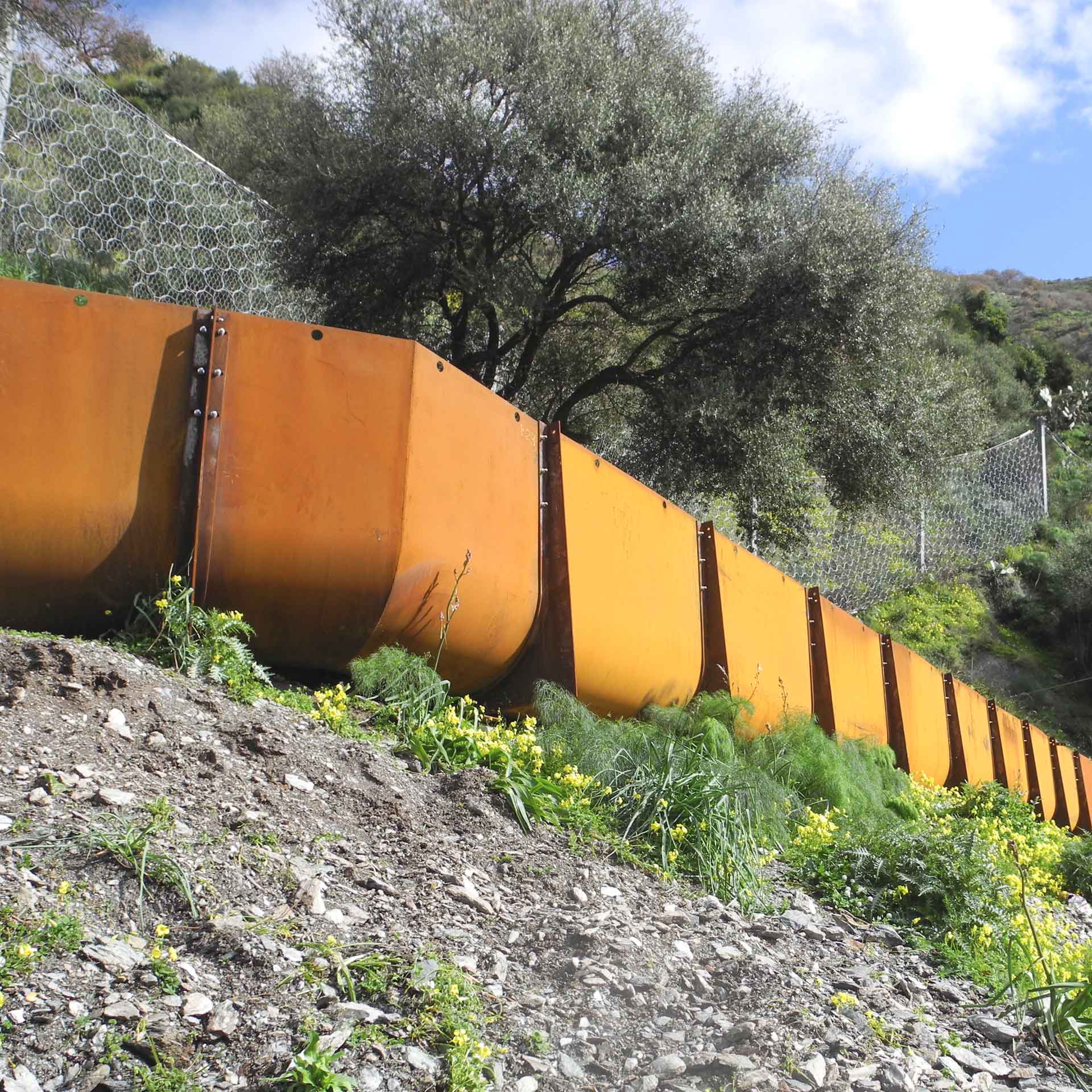 Intervento di contenimento di colate detritiche tramite istallazione di un canale in corten