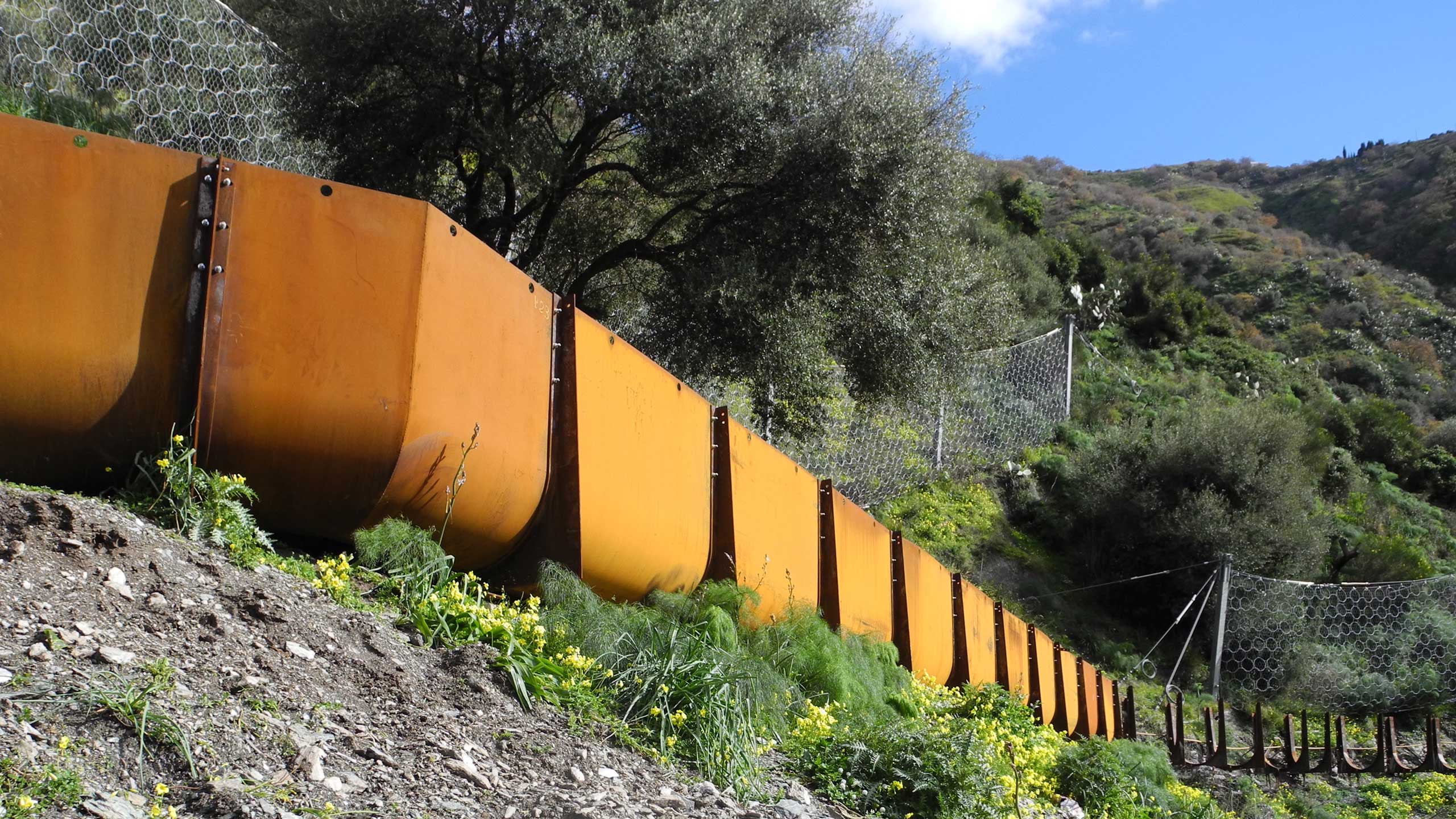 Intervento di contenimento di colate detritiche tramite istallazione di un canale in corten