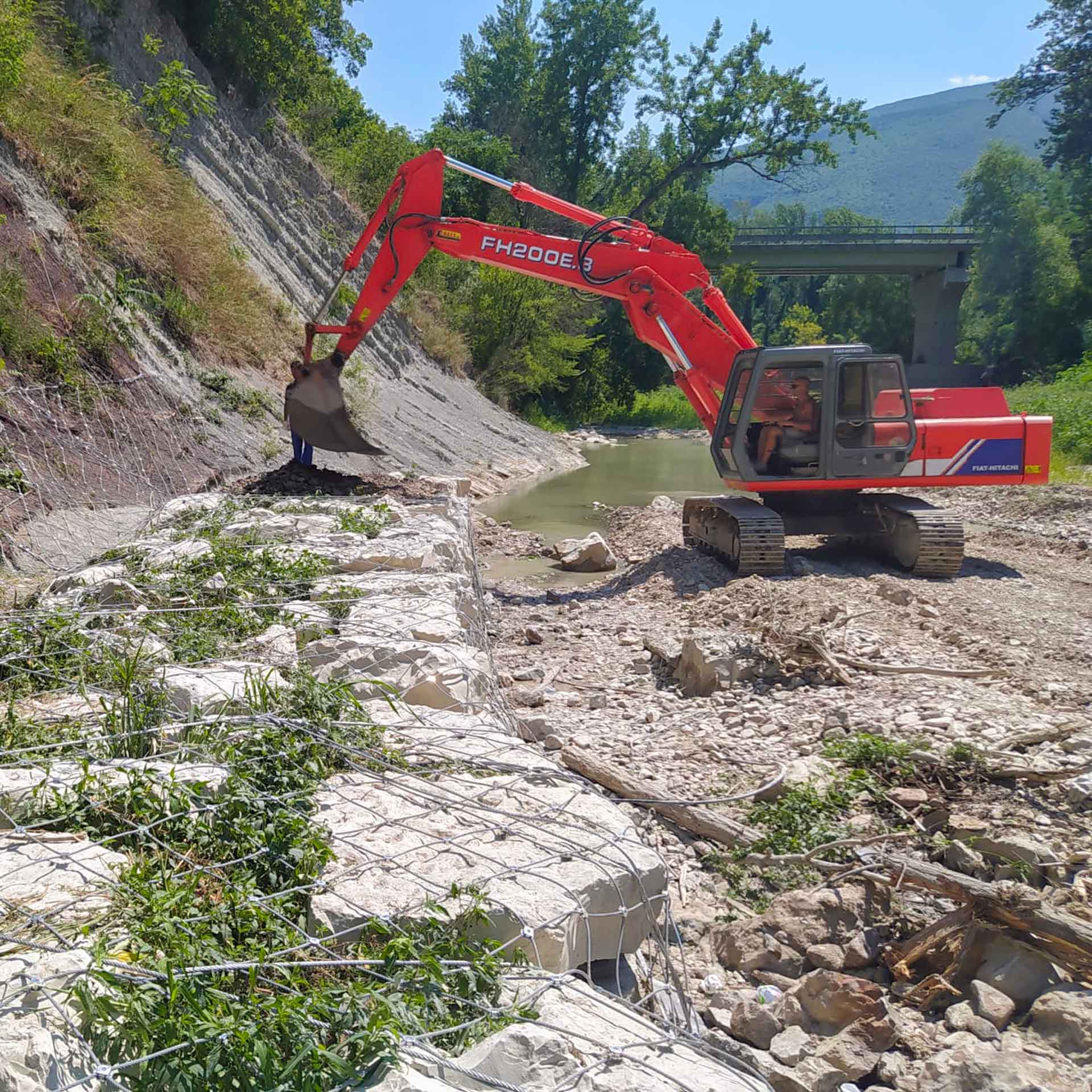 Calmazzo, Fossombrone (PU). Applicazione scogli per protezione del letto del fiume Metauro