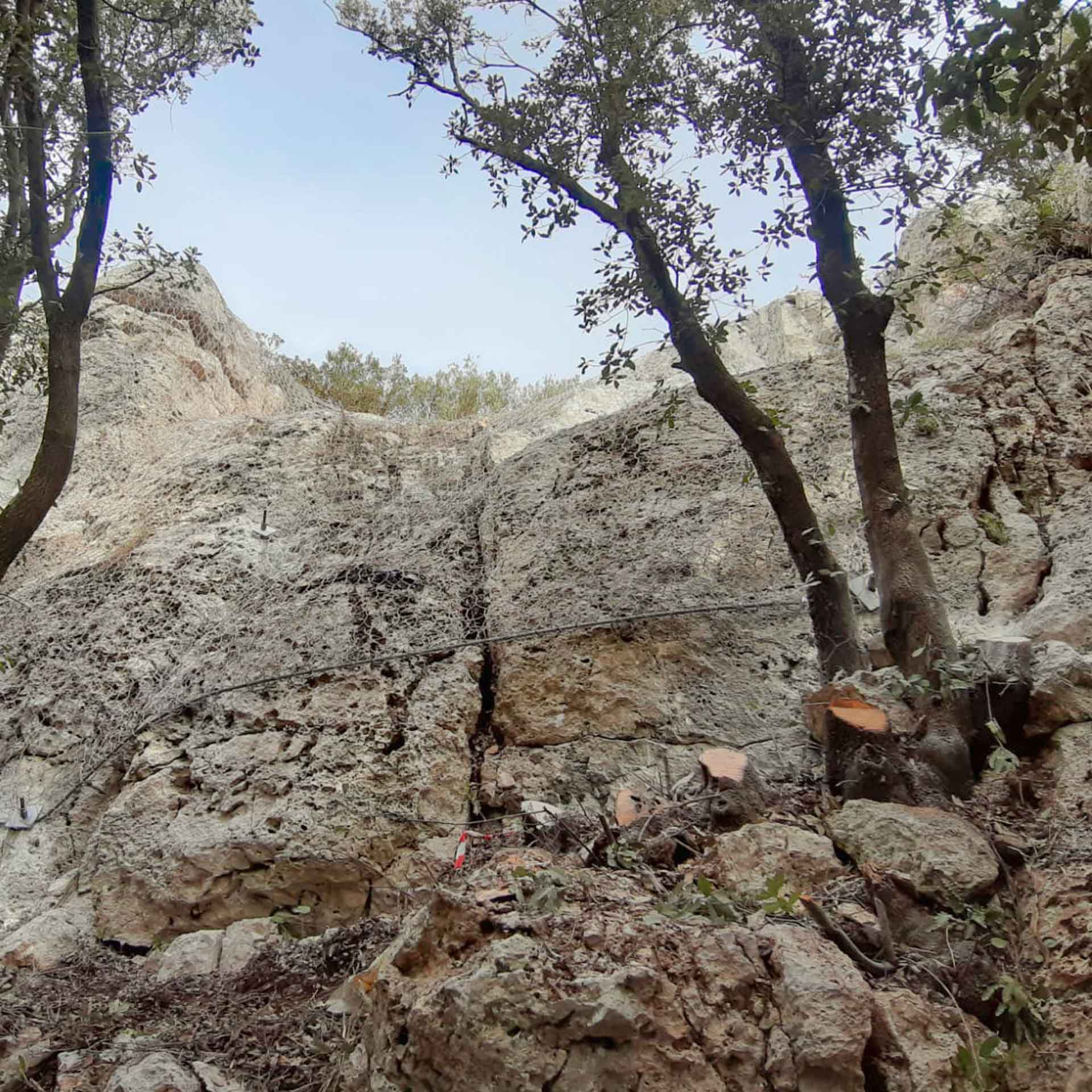 Martina Franca (TA). Parete rocciosa dopo la posa di rete elastica di contenimento