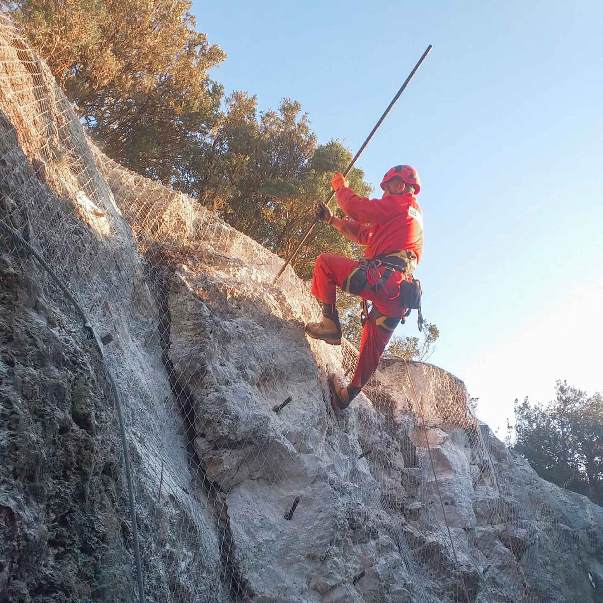 Martina Franca (TA), Un rocciatore applica ancoraggio lungo la parete rocciosa