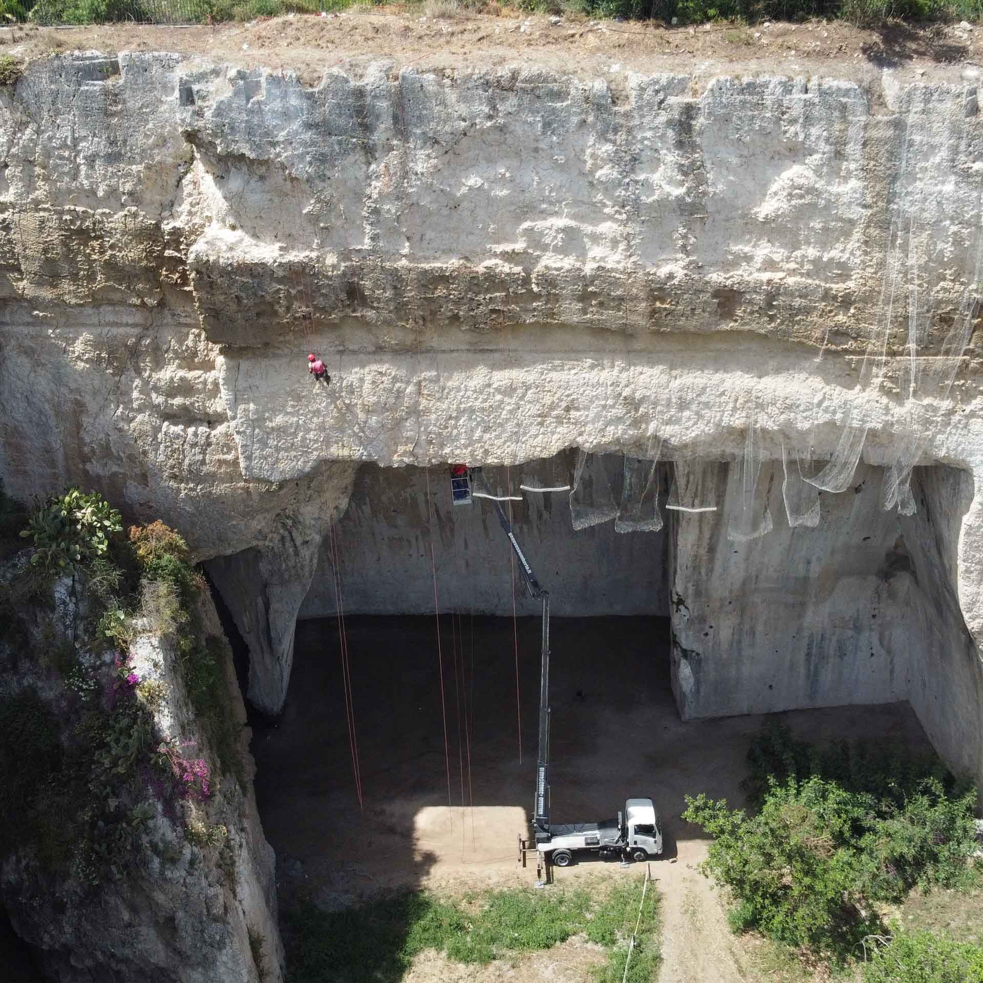 Grotta Cordari e Grotta Salnitro, (SR). Applicazione reti di contenimento su parete rocciosa, fotografia aerea