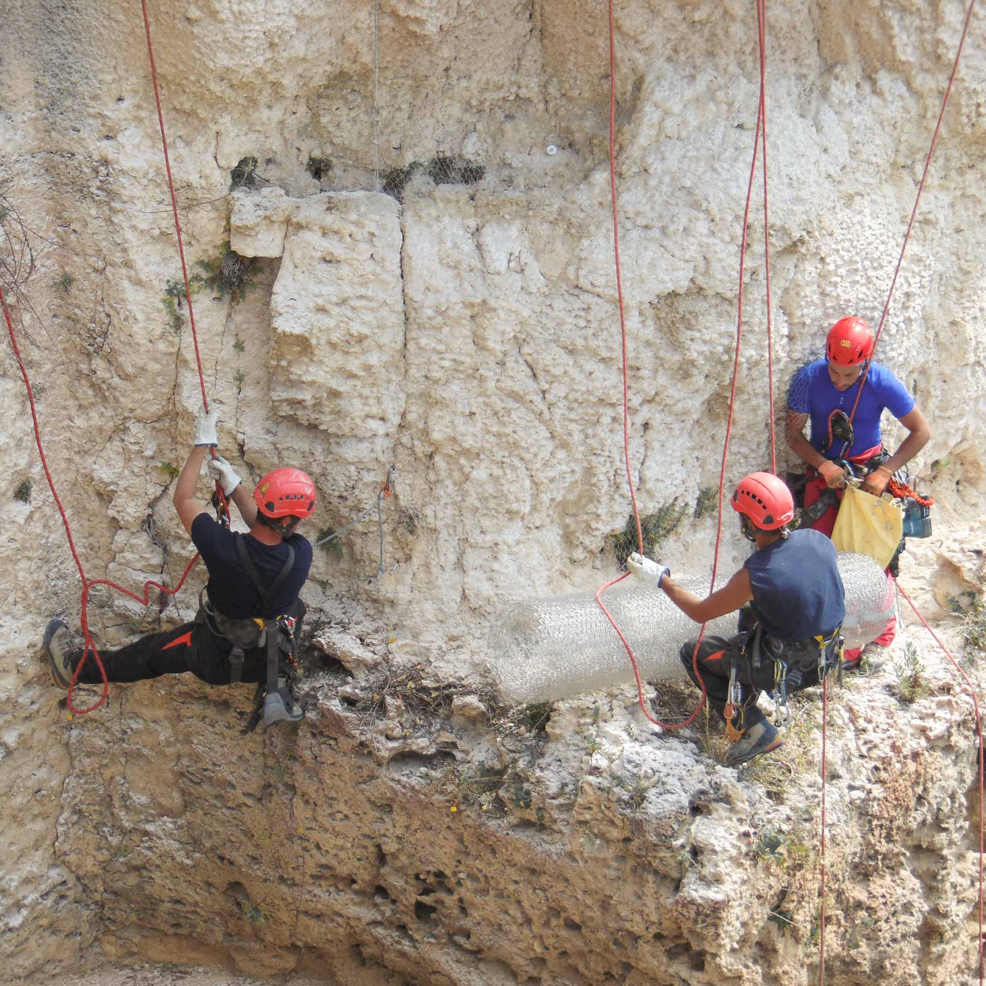 Grotta Cordari e Grotta Salnitro, (SR). Tre rocciatori verificano posizionamento della rete di contenimento