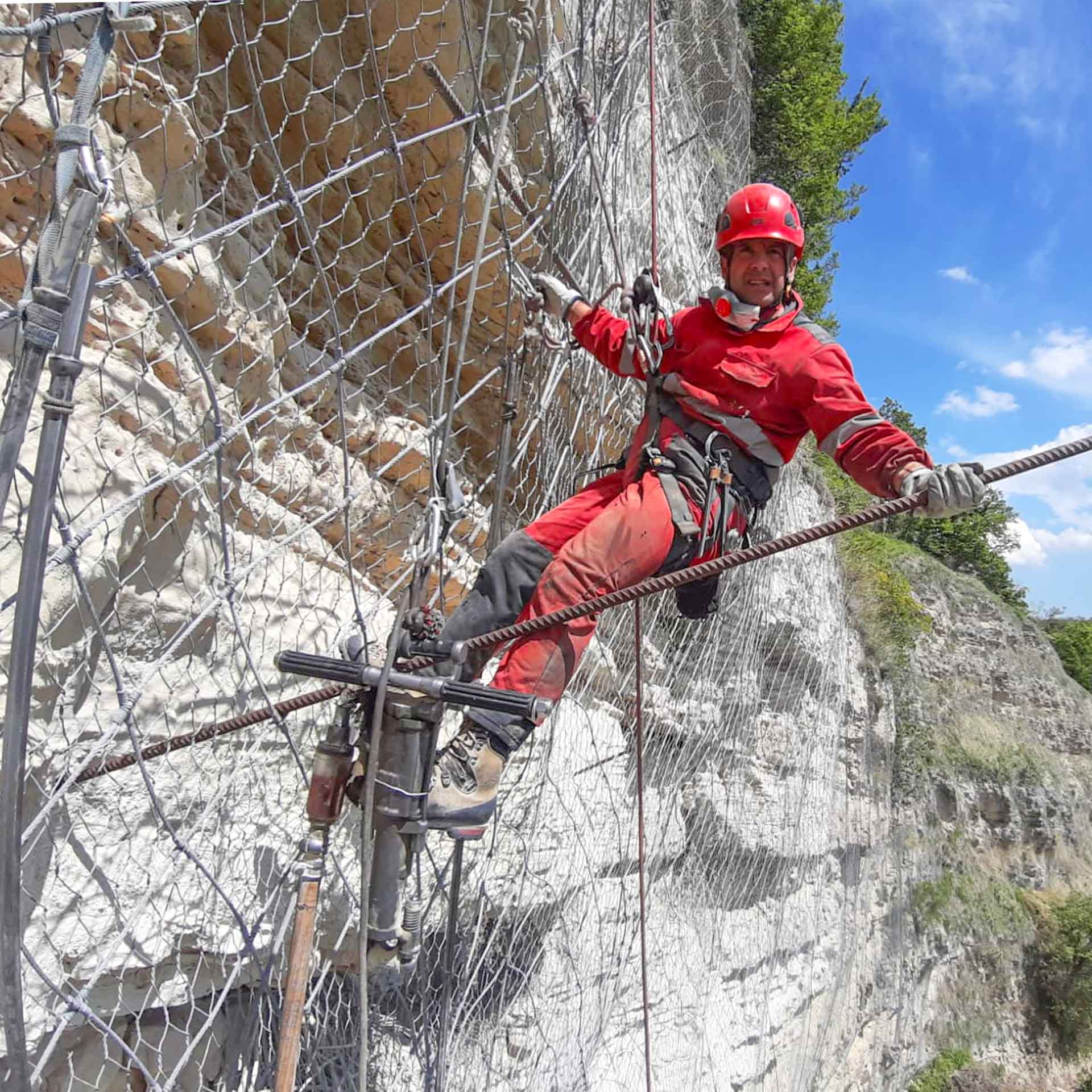 Monte San Martino (MC). Rocciatore applica un ancoraggio sulla parete rocciosa