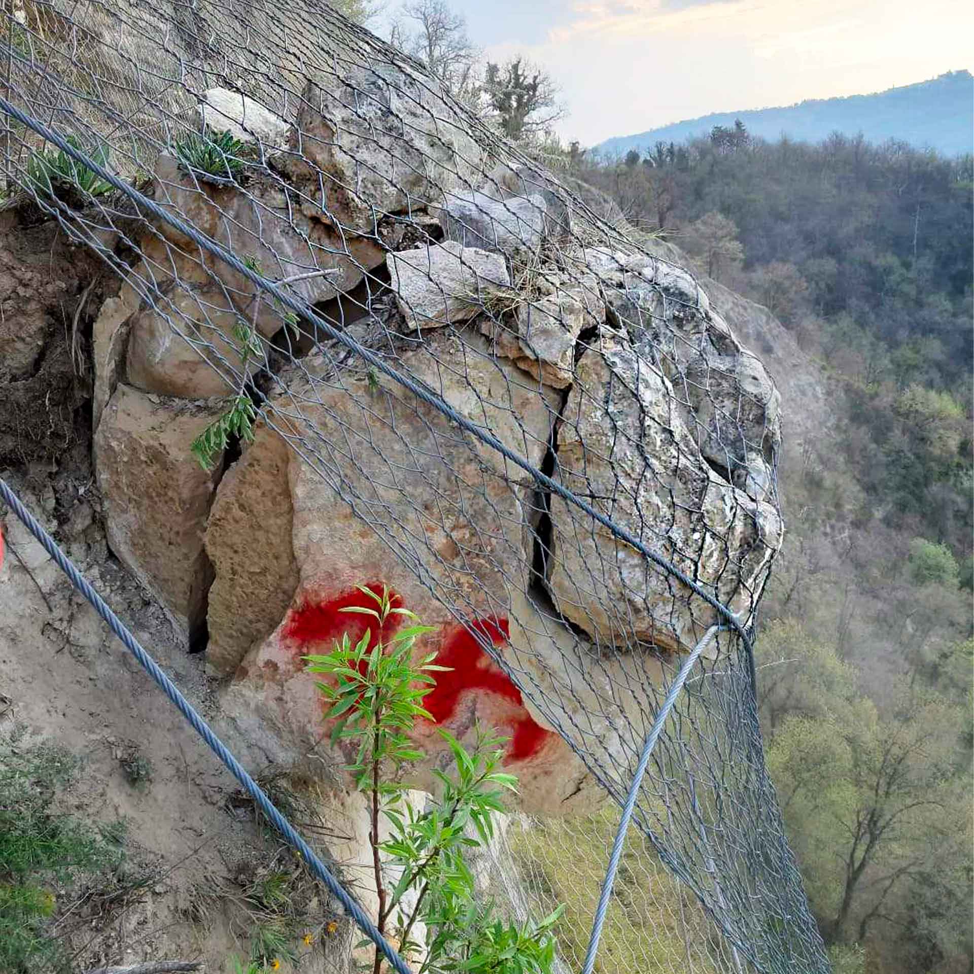 Monte San Martino (MC). Masso di pietra contenuto in una rete metallica, dettaglio